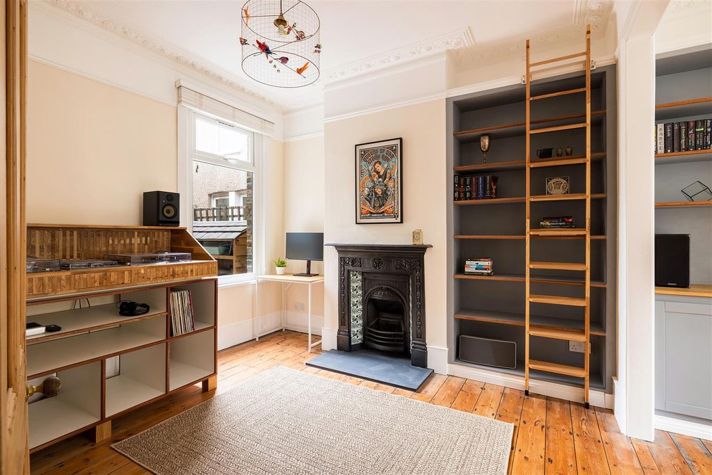Property photo 3 of 36 Macdonald Road, E7