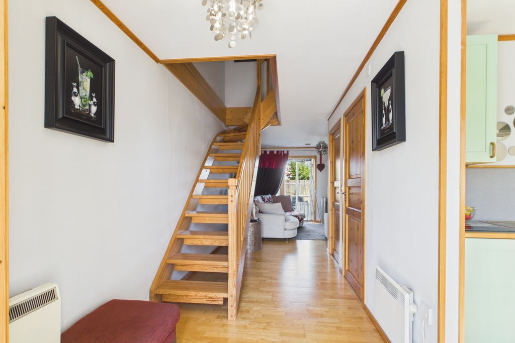 Property photo 2 of 20 Ewemove Spalding - Bicker - Hallway