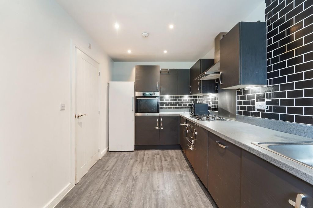 Property photo 3 of 14 Scotts Farm Road
