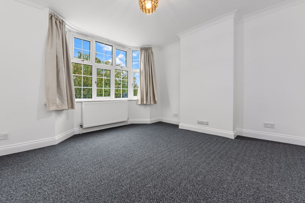 Property photo 3 of 12 Lounge