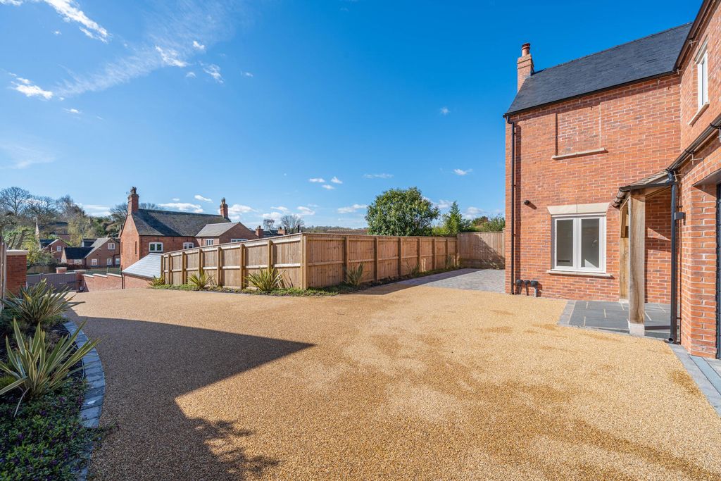 Property photo 3 of 18 Driveway