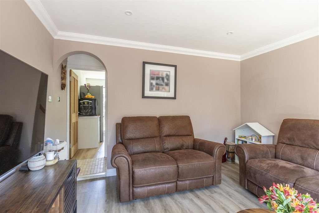 Property photo 2 of 16 Lounge