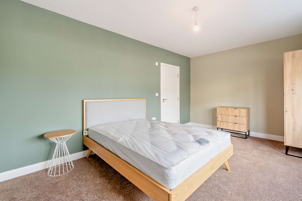 Property photo 1 of 24 Bedroom 1