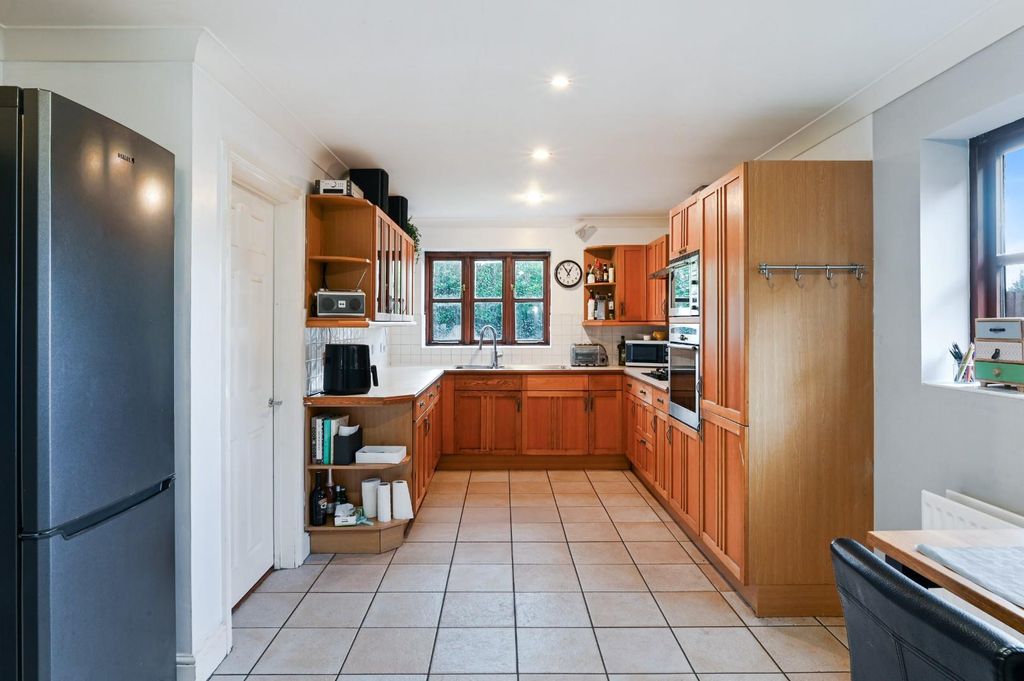 Property photo 3 of 18 Hawthorn Close
