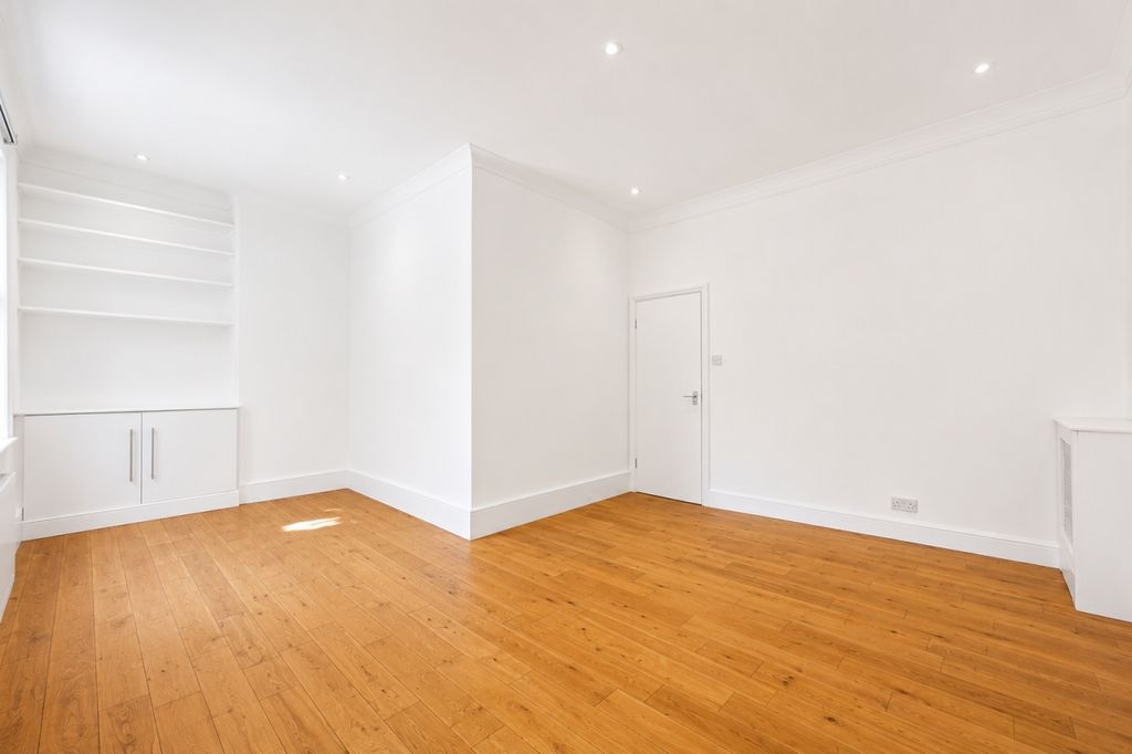 Property photo 1 of 7 Living Room 3