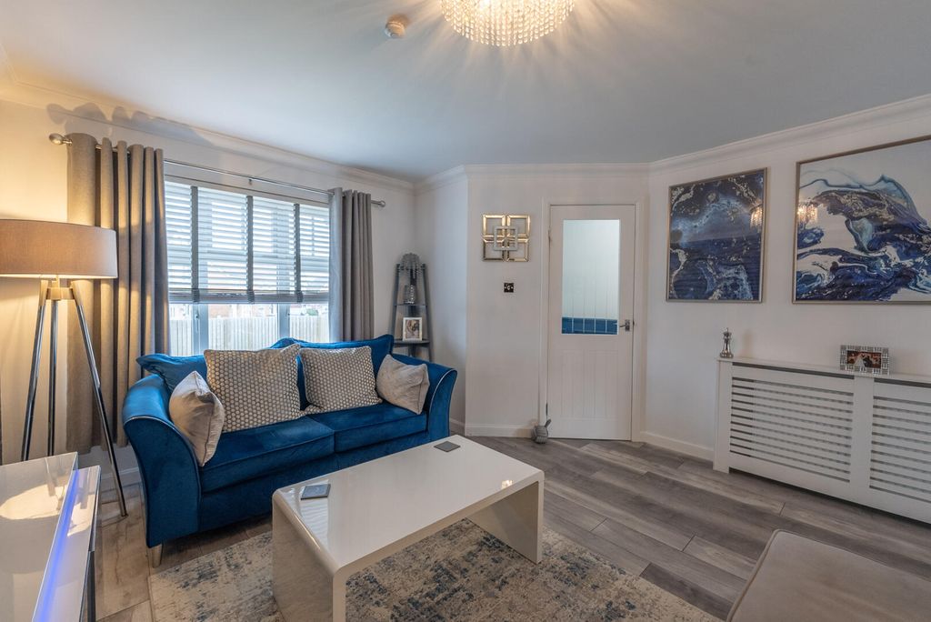 Property photo 3 of 31 Living Room