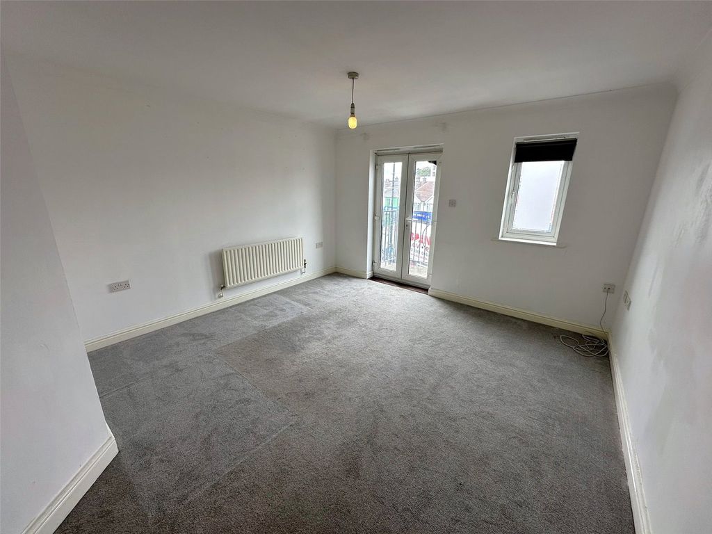 Property photo 3 of 8 Lounge (2)