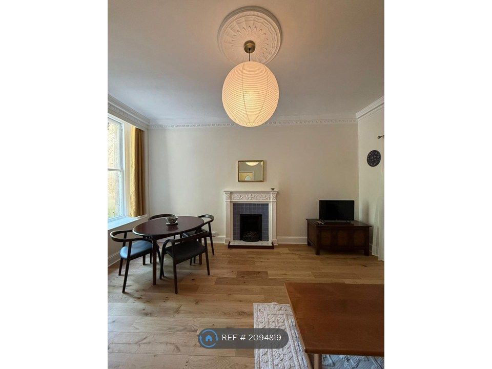 Property photo 3 of 17 Living Space