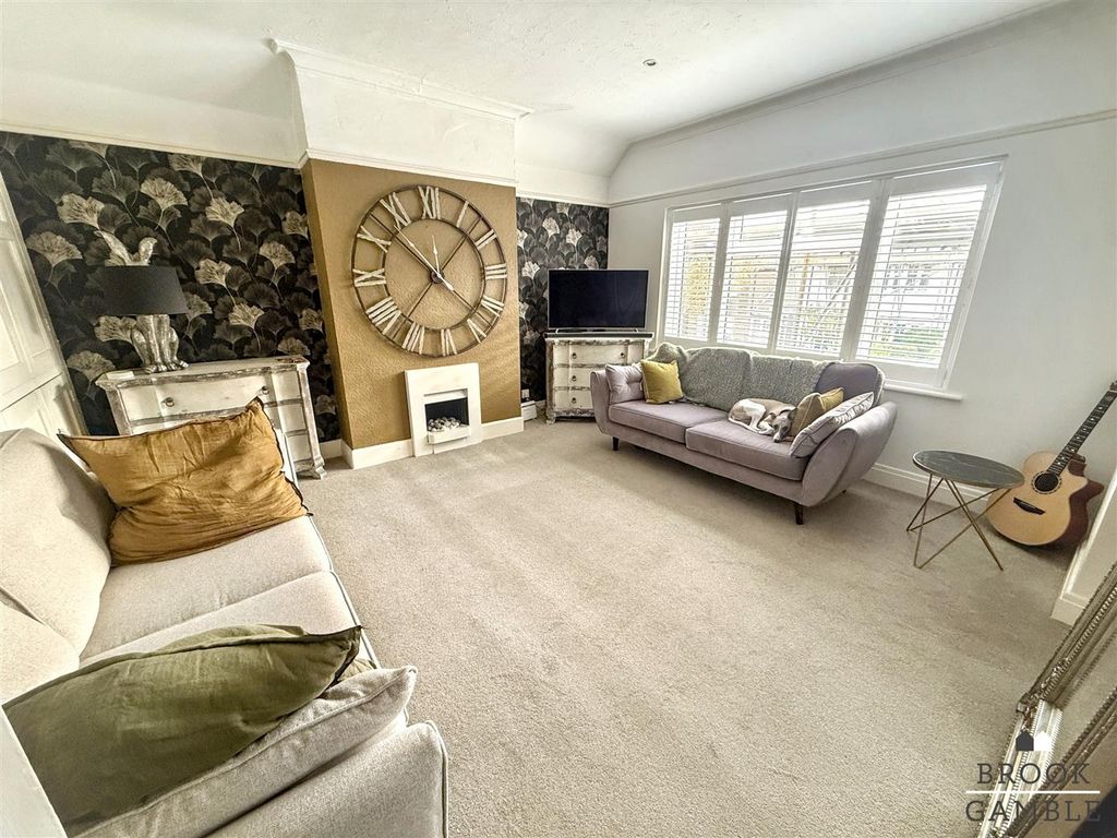 Property photo 2 of 8 01323 438506