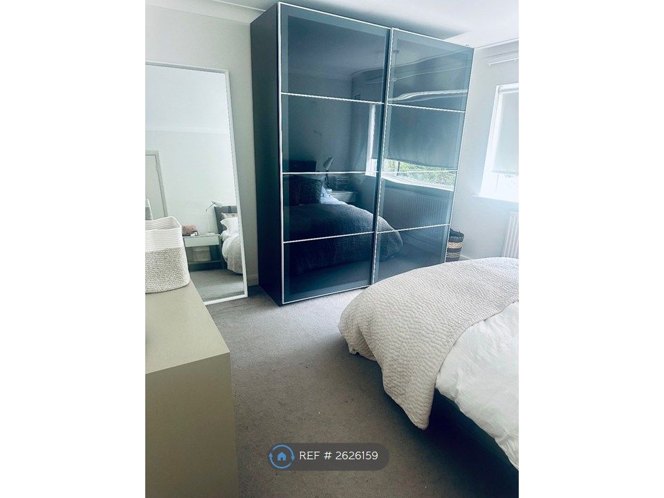 Property photo 3 of 10 Master Bedroom - Large Double