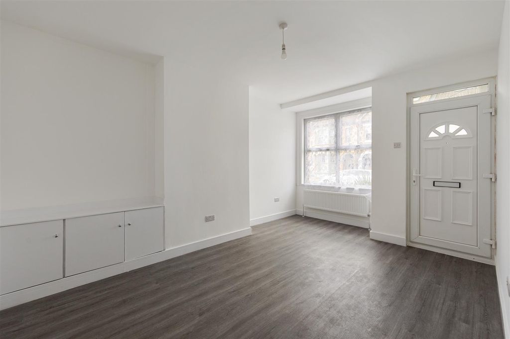 Property photo 2 of 18 Halstead Road, E11