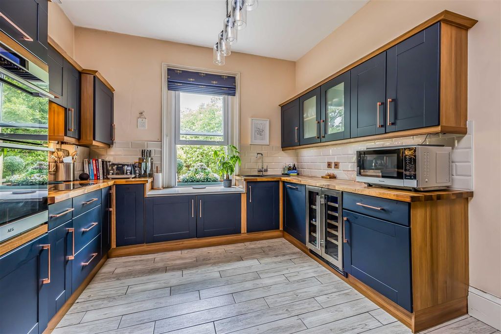 Property photo 2 of 26 Flat 3, 38. Lennox Road North, Southsea-Small-Port