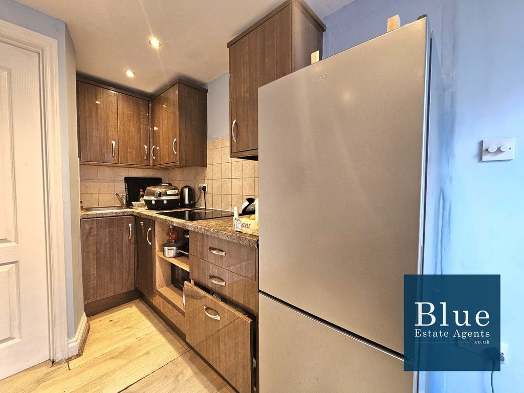 Property photo 3 of 7 Kitchen