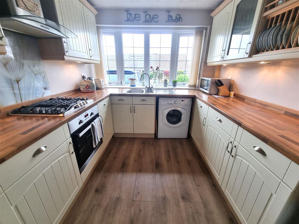 Property photo 3 of 20 Kitchen