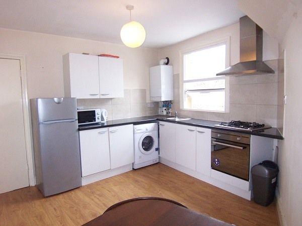 Property photo 1 of 8 2 Bed Flat To Rent Lower Clapton Road, Hackney E5