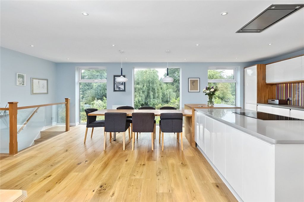 Property photo 3 of 17 Kitchen/Breakfast