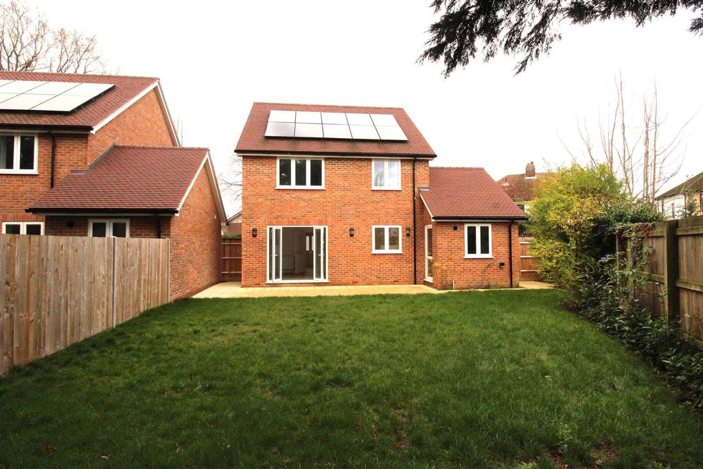 Property photo 2 of 18 Large Rear Enclosed Garden