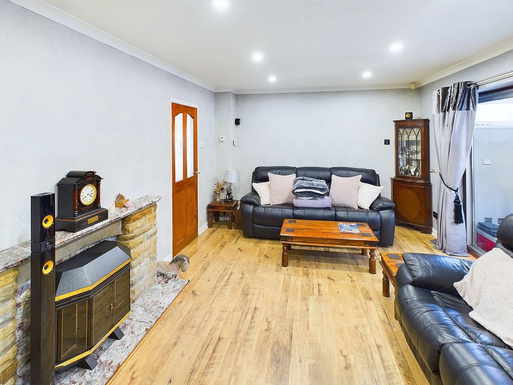 Property photo 3 of 29 Cam04233G0-Pr0011-Still031