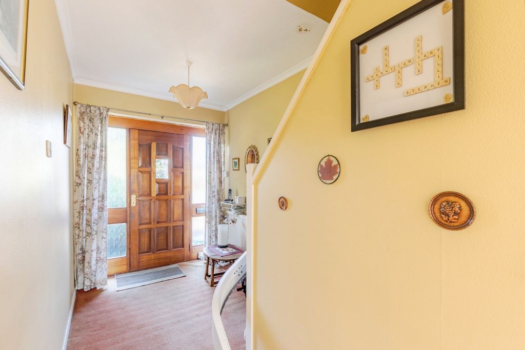 Property photo 3 of 17 Entrance Hall