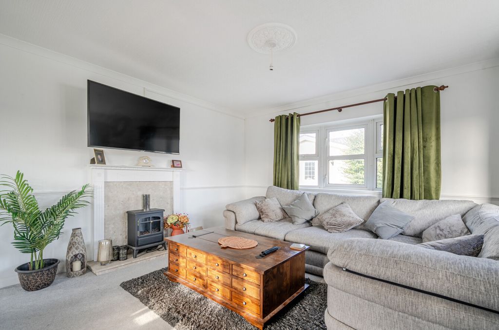 Property photo 3 of 14 1523559-8-1A0B032...