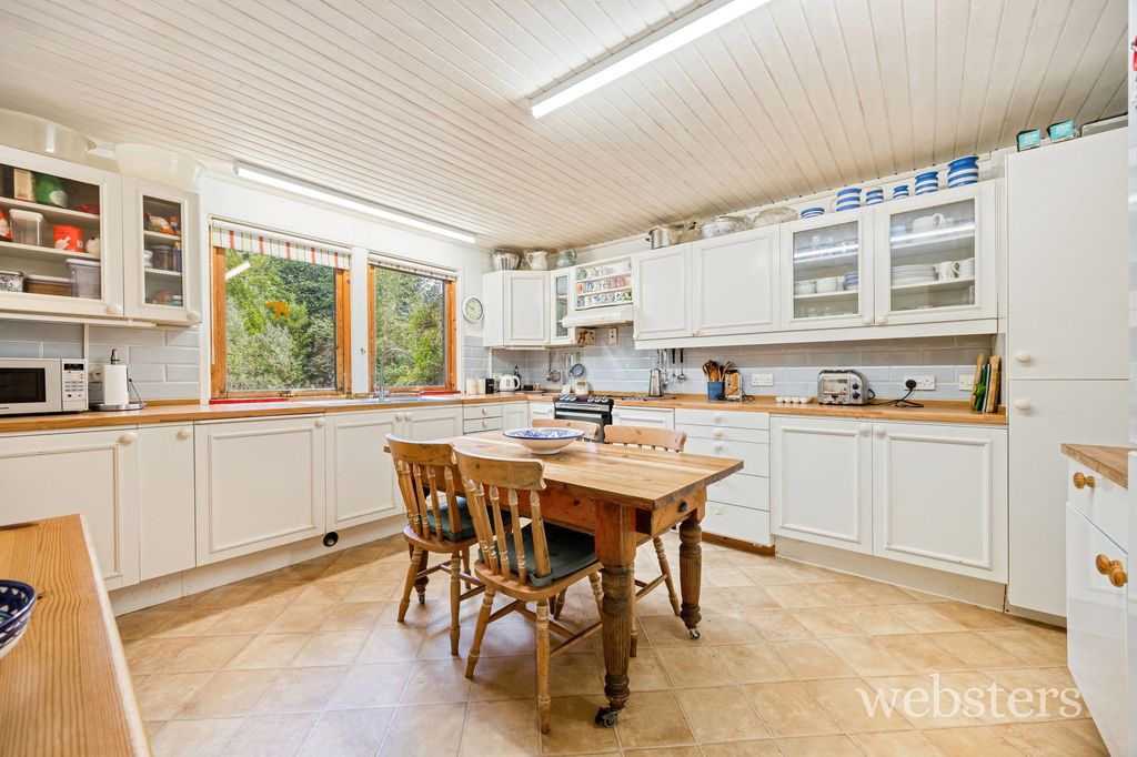 Property photo 2 of 27