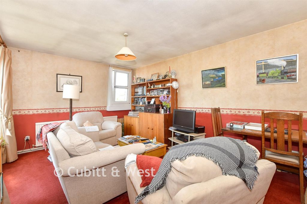 Property photo 1 of 14 Lounge