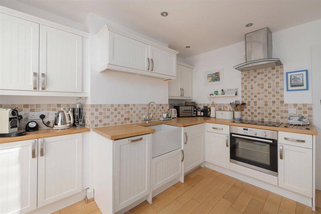 Property photo 3 of 16 West Cliff, Whitstable