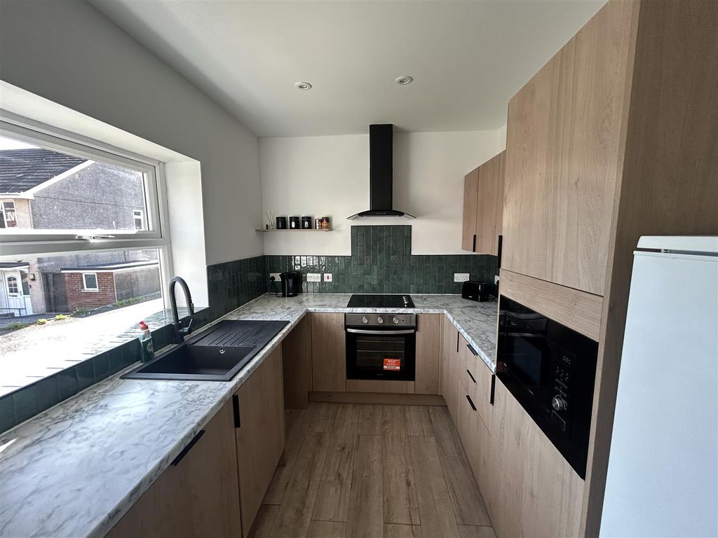 Property photo 3 of 17 Kitchen