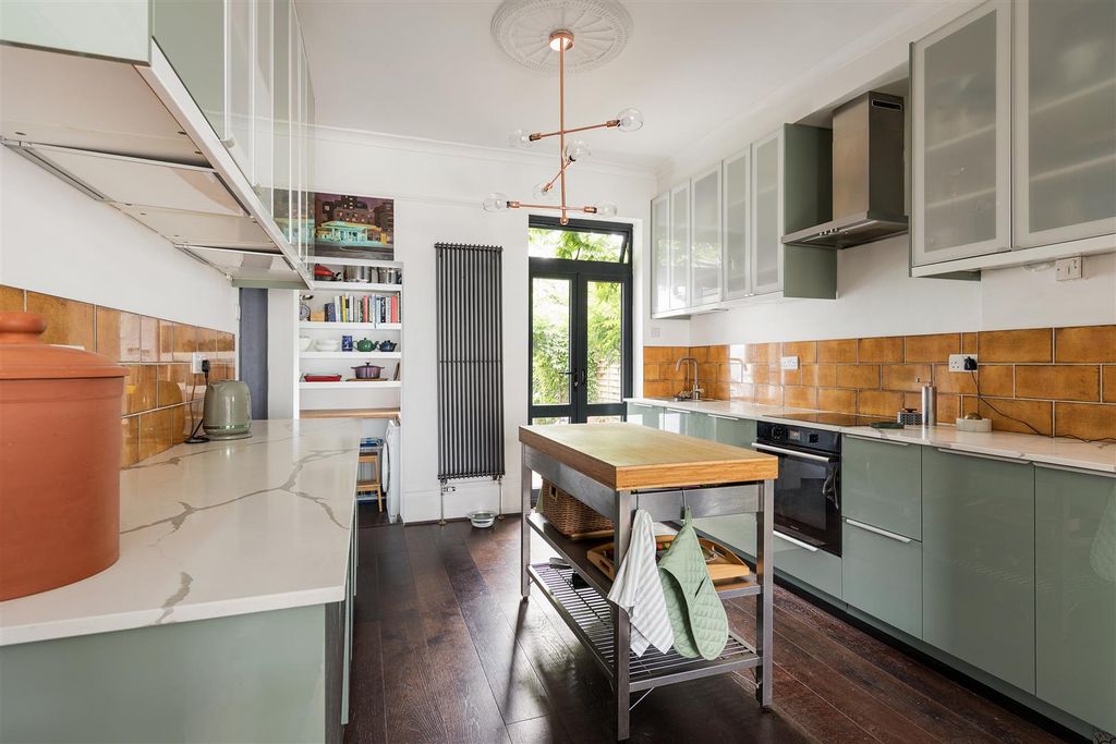 Property photo 3 of 41 Woodstock Road, E17