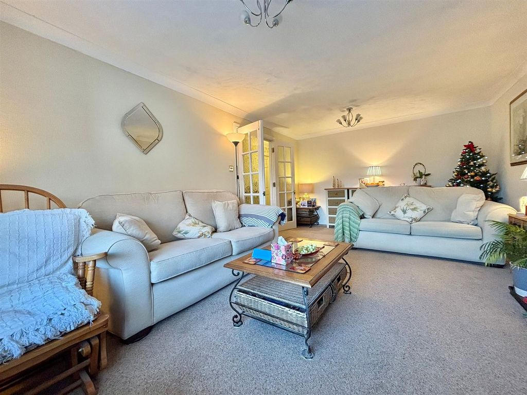 Property photo 3 of 21 Lounge