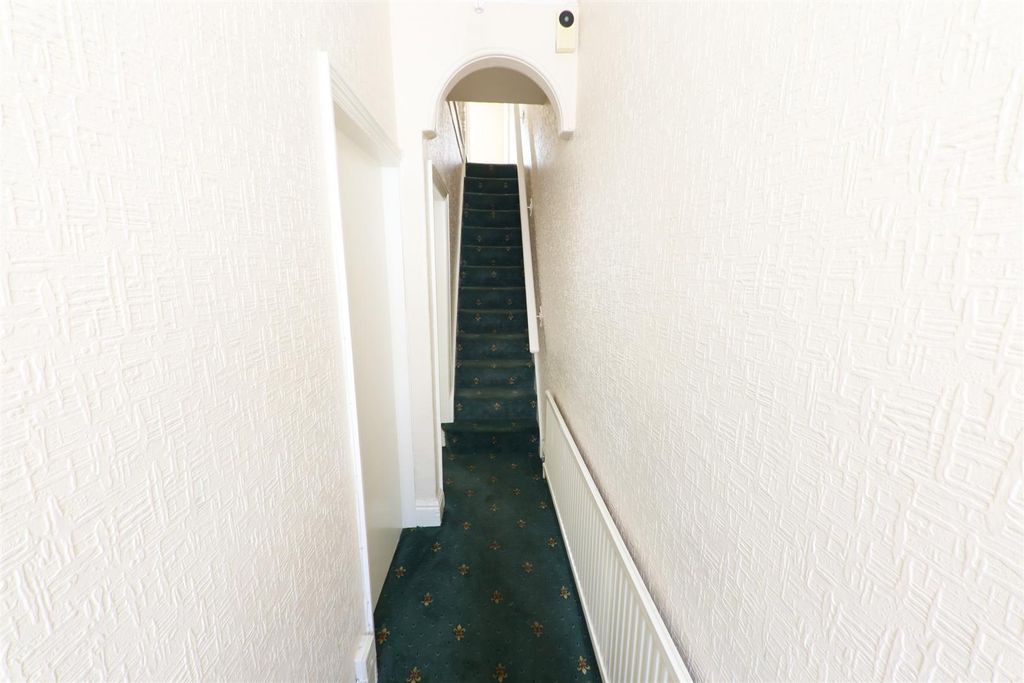 Property photo 3 of 16 Entrance Hall