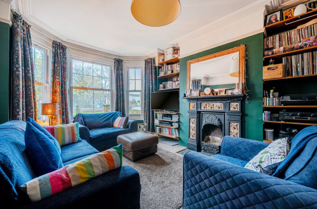 Property photo 2 of 14 1380141-12-69136F...