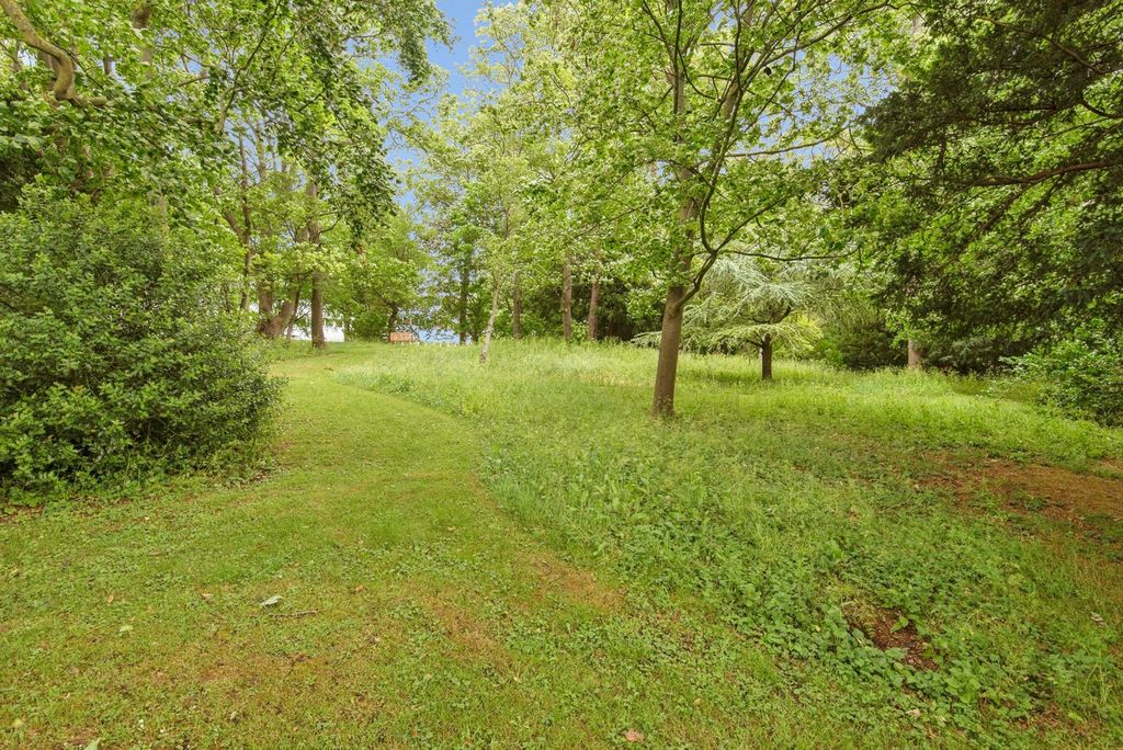Property photo 2 of 22 Communal Gardens