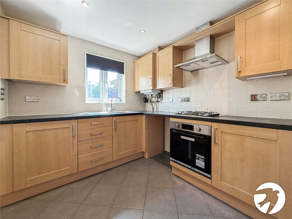 Property photo 3 of 19 Kitchen