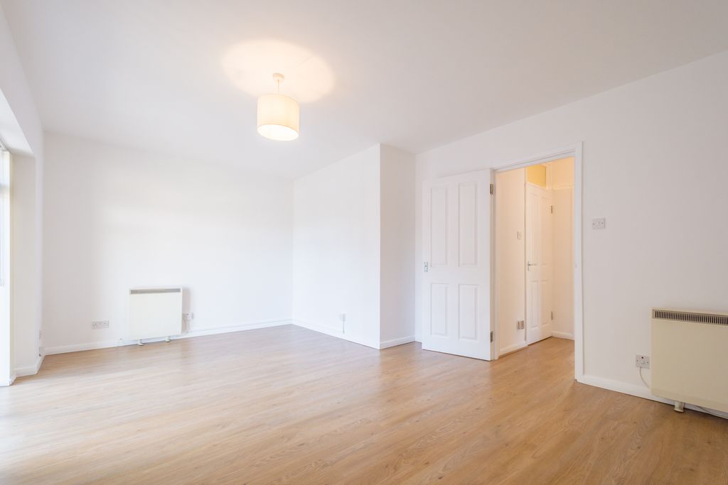 Property photo 2 of 13 1 Melcombe Court -7