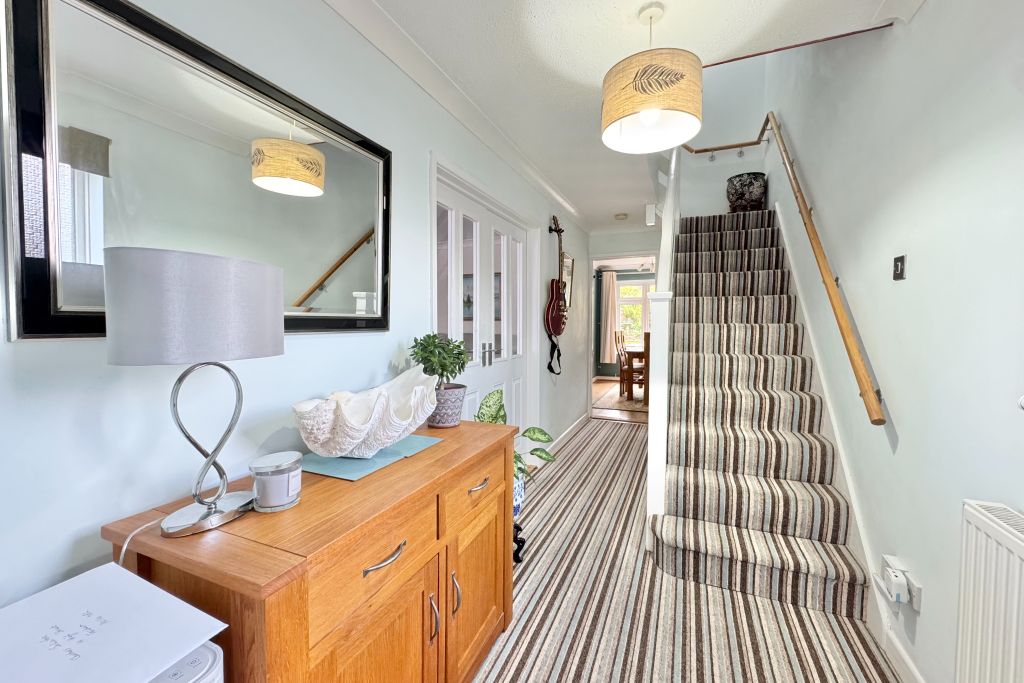 Property photo 3 of 16 Entrance Hall