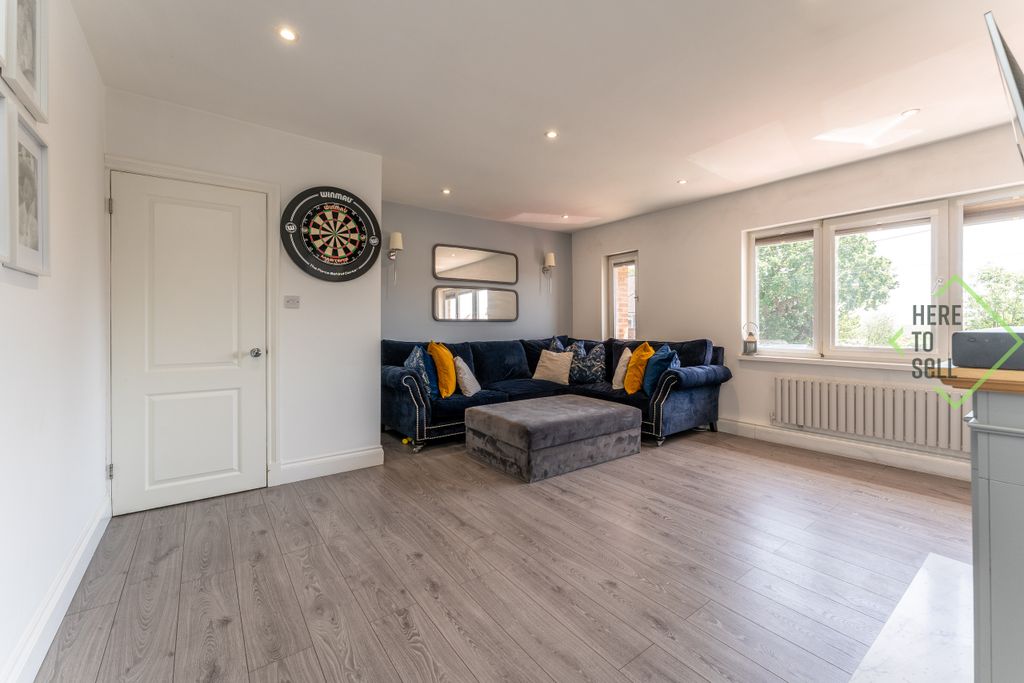 Property photo 3 of 14 Chelmsford Avenue Romford Rm5-27