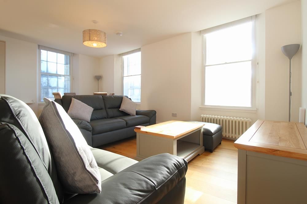 Property photo 1 of 10 Lounge Alt