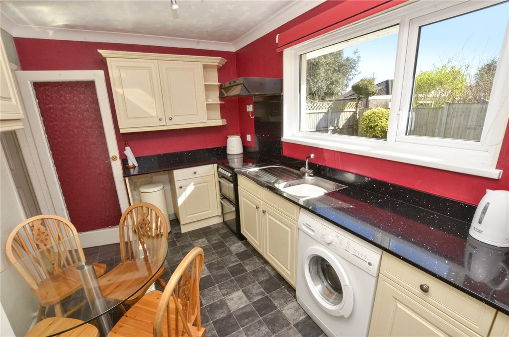 Property photo 3 of 11 Kitchen