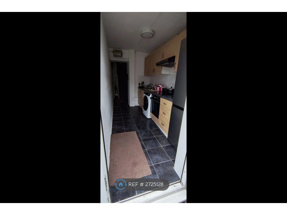 Property photo 1 of 8 Kitchen / Entrance