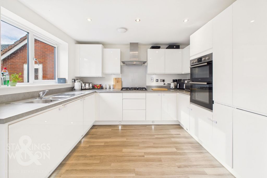 Property photo 3 of 32