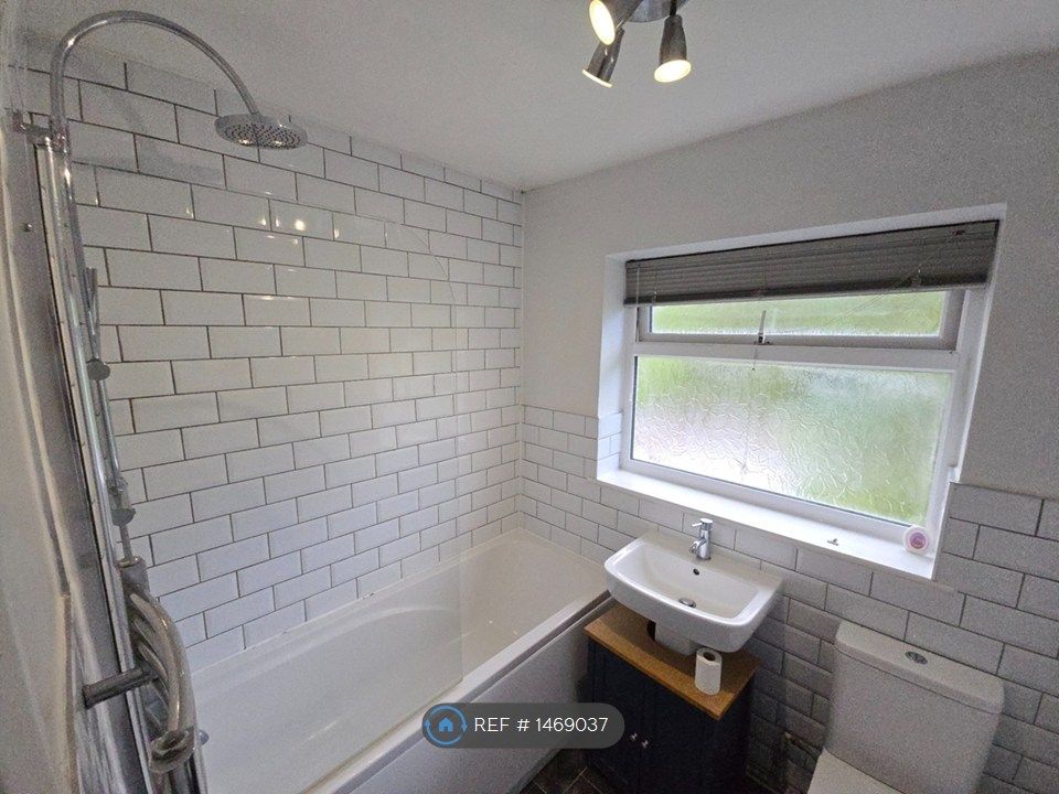 Property photo 3 of 19 Bathroom