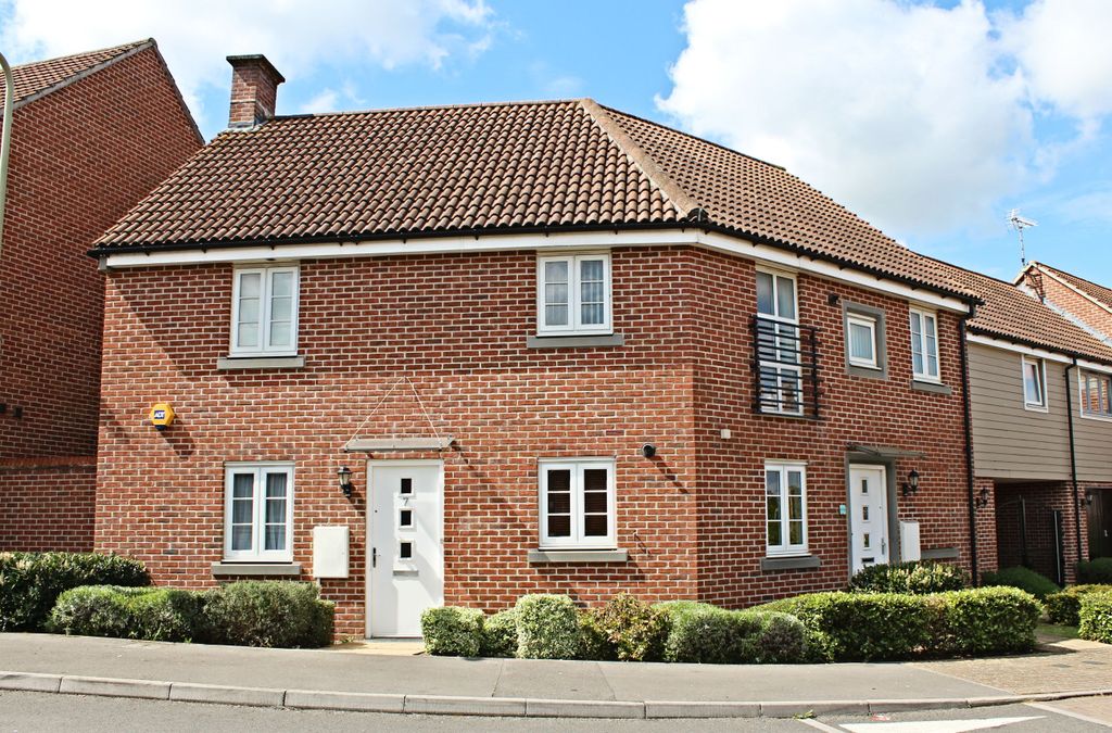 Property photo 1 of 11 Ewemove Basingstoke Carter Drive External Front