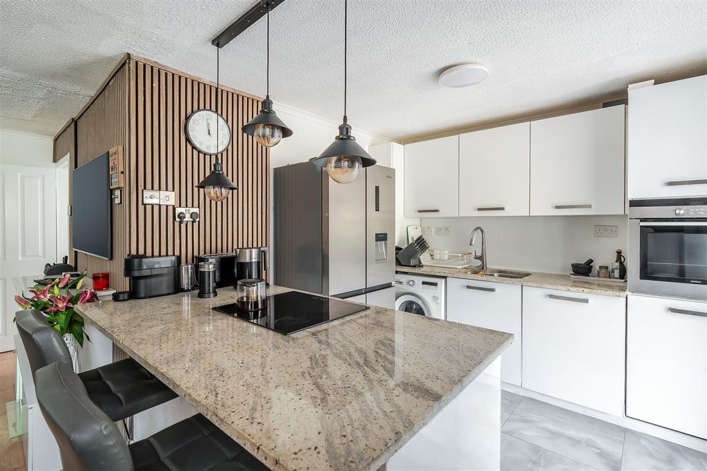 Property photo 3 of 16 Kitchen