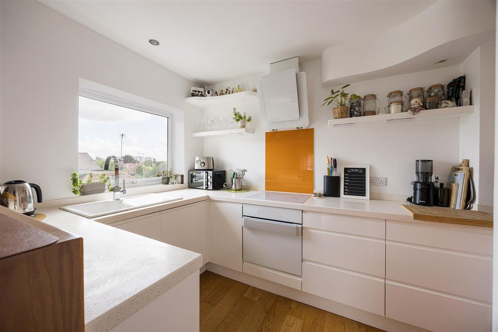 Property photo 1 of 18 Diana Close, E18