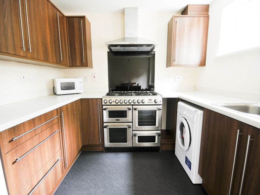 Property photo 3 of 6 Kitchen