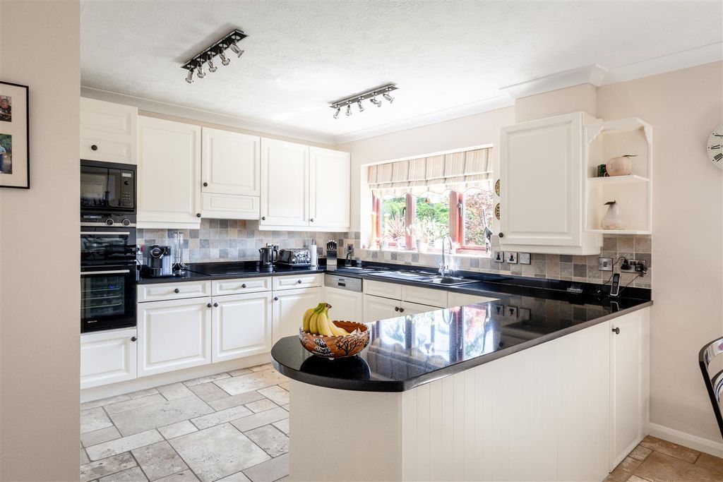 Property photo 3 of 23 19 The Droveway-43.Jpg