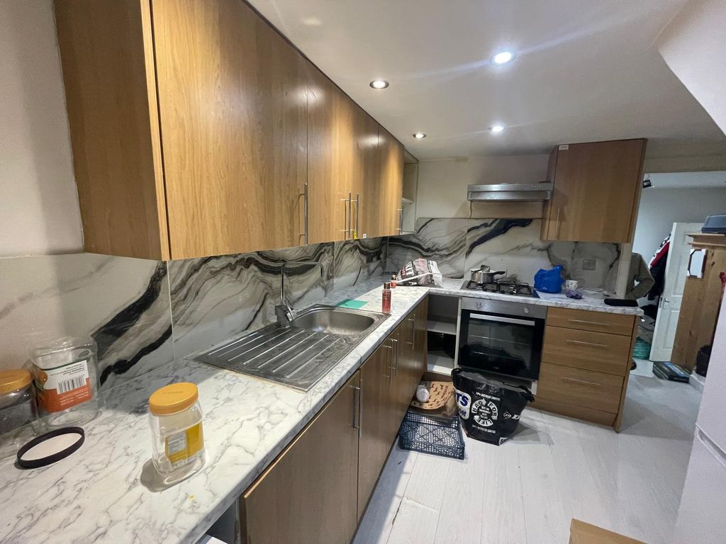 Property photo 1 of 12 2 Bed Flat To Rent King Street, Southall Ub2