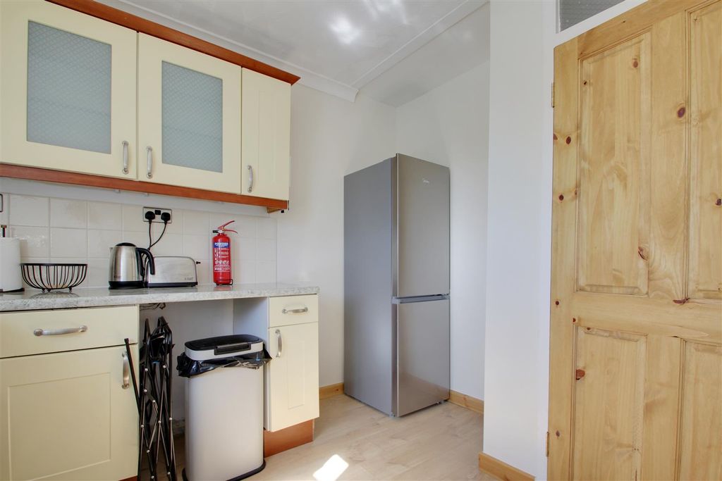 Property photo 3 of 7 Kitchen