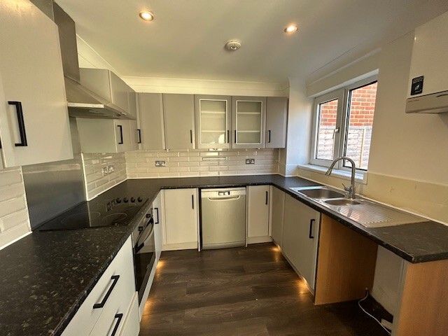 Property photo 3 of 10 Kitchen